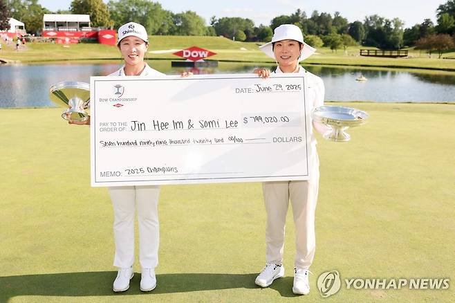 임진희(왼쪽)와 이소미 [AFP=연합뉴스]