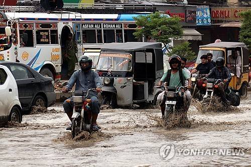 빗물에 잠긴 파키스탄 카라치 도로  [EPA 연합뉴스. 재판매 및 DB 금지]