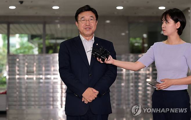 질문에 답하는 윤호중 행안부 장관 후보자 (서울=연합뉴스) 김인철 기자 = 윤호중 행정안전부 장관 후보자가 30일 서울 종로구 적선동에 마련된 인사청문회 준비 사무실로 출근하며 취재진 질문에 답하고 있다. 2025.6.30 yatoya@yna.co.kr