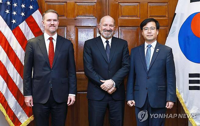 미국 상무부 장관과 미국무역대표부 만난 여한구 통상교섭본부장 (서울=연합뉴스) 여한구 통상교섭본부장이 23일(현지시간) 미국 워싱턴 DC 상무부 회의실에서 제이미슨 그리어 미국 무역대표부 대표(왼쪽부터), 하워드 러트닉 미국 상무부 장관과 면담을 마친 후 기념 촬영하고 있다. 2025.6.24 [산업통상자원부 제공. 재판매 및 DB 금지] photo@yna.co.kr