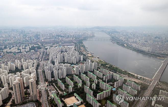 '6억 주담대 제한' 서울 18개 구 대출 감소 타격 (서울=연합뉴스) 신현우 기자 = 정부가 6억원 이상 주택담보대출을 금지하는 초고강도 대출 규제를 시행하면서 서울 아파트의 74%가량이 대출액 감소가 불가피하게 됐다.
    29일 부동산R114의 수도권 아파트 평균 시세를 토대로 분석한 결과, 주택담보대출의 여신한도가 6억원으로 제한되면서 서울 전체 25개 구 가운데 18개 구의 대출액이 종전보다 줄어들 것으로 예상됐다. 가구수로는 총 127만6천257가구(임대아파트 제외)가 타격을 받는다. 이는 서울시내 임대아파트를 제외한 전체 재고아파트 약 171만7천384가구의 74%에 해당하는 규모다.
    사진은 이날 서울 송파구 롯데월드타워 전망대 서울스카이에서 바라본 서울 시내 아파트 단지 모습. 2025.6.29 nowwego@yna.co.kr