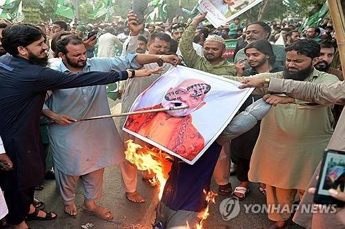인도 총리 사진 불태우는 파키스탄인들 [EPA 연합뉴스. 재판매 및 DB 금지]