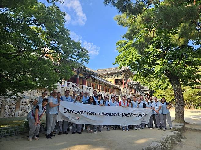 경주 불국사 방문한 미국 역사 교사들  (서울=연합뉴스) 지난해 6월 28일 한국국제교류재단 초청으로 방한한 미국 역사 교사들이 경주 불국사를 방문해 기념 사진을 찍고 있다. [한국국제교류재단 제공]