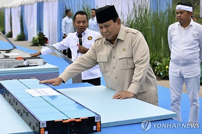 인도네시아 전기차 배터리 프로젝트 착공식 프라보워 수비안토 인도네시아 대통령이 29일 서자바주 카라왕에서 열린 전기차 배터리셀 생산공장 착공식에 참석한 모습. 
[AFP 연합뉴스 자료사진. 재판매 및 DB 금지]