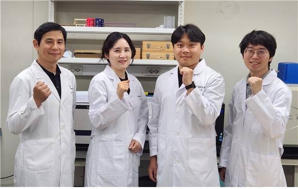 한의학연·충남대 공동 연구팀  왼쪽부터 한의학연 이진무 박사, 충남대 정미경·김상윤 박사, 박상민 교수 [한국한의학연구원 제공. 재판매 및 DB 금지]