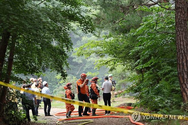 화재로 통제되는 '성북동 별서' 진입로 (서울=연합뉴스) 이진욱 기자 = 30일 서울 성북구 '성북동 별서(성락원)'에서 화재가 발생, 진입로가 통제되고 있다. 성락원은 조선시대의 대표적인 별서정원으로 한국 전통 정원의 원형을 잘 보존하고 있는 문화유산이다. 2025.6.30 cityboy@yna.co.kr