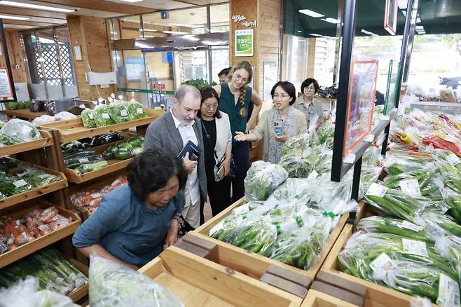 로컬푸드 둘러보는 국제 보건 전문가들  [완주군 제공. 재판매 및 DB 금지]