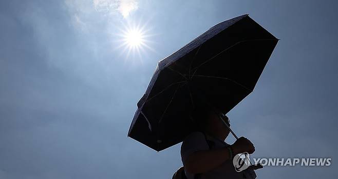 올해 첫 폭염주의보 발령된 대구 (대구=연합뉴스) 윤관식 기자 = 대구에 올해 첫 폭염주의보가 발령된 27일 동대구역 인근에서 한 시민이 양산을 쓰고 이동하고 있다. 2025.6.27 psik@yna.co.kr