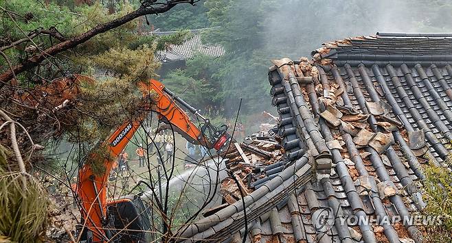 '성북동 별서' 내 송석정서 화재 (서울=연합뉴스) 이진욱 기자 = 30일 서울 성북구 '성북동 별서(성락원)' 내 송석정에서 화재가 발생, 소방대원들이 진화작업을 하고 있다. 2025.6.30 [공동취재] cityboy@yna.co.kr