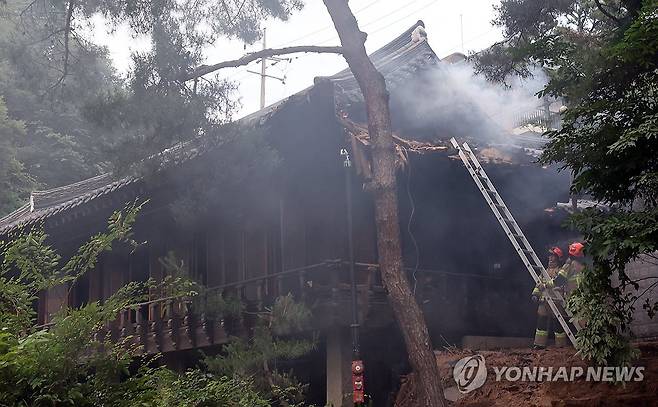 '성북동 별서' 내 송석정서 화재 (서울=연합뉴스) 이진욱 기자 = 30일 서울 성북구 '성북동 별서(성락원)' 내 송석정에서 화재가 발생, 연기가 피어오르고 있다. 성락원은 조선시대의 대표적인 별서정원으로 한국 전통 정원의 원형을 잘 보존하고 있는 문화유산이다. 2025.6.30 cityboy@yna.co.kr
