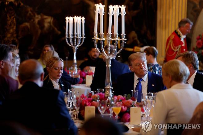 나토 정상회의 환영만찬 [로이터 연합뉴스 자료사진. 재판매 및 DB 금지]