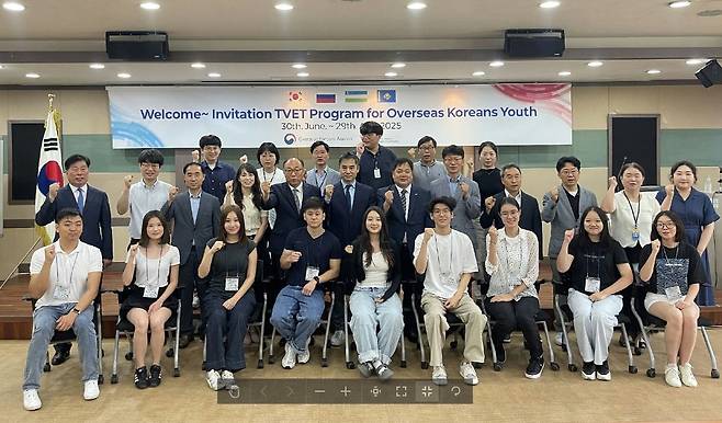 러시아 및 CIS지역 고려인 청년들 직업연수 입교식 (서울=연합뉴스) 30일 러시아 및 CIS지역 고려인 청년들이 직업연수 입교식을 마치고 이기성 재외동포청 정책국장과 최민환 학장 등 두 기관 관계자와 함께 기념 촬영을 하고 있다. [재외동포청 제공]