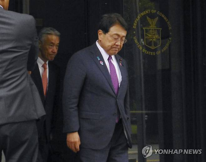 미국 상무장관과 회담한 일본 경제재생상 (워싱턴 교도=연합뉴스) 미일 관세 협상의 일본 측 대표인 아카자와 료세이 경제재생상이 27일(현지시간) 미국 워싱턴DC에서 하워드 러트닉 미국 상무부 장관과 회담한 이후 상무부를 나서고 있다. 2025.6.30 photo@yna.co.kr