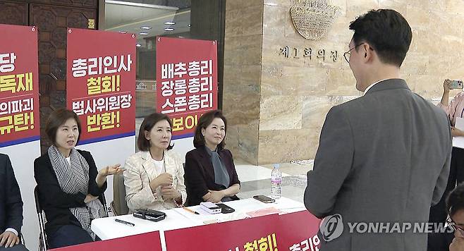 나경원 의원 만난 김민석 국무총리 후보자 (서울=연합뉴스) 김민석 국무총리 후보자가 30일 서울 여의도 국회 로텐더홀에서 총리 지명 철회 등을 촉구하며 나흘째 국회 본청에서 농성 중인 국민의힘 나경원 의원을 만나 대화하고 있다. 2025.6.30  [연합뉴스TV 제공. 재판매 및 DB금지] jjaeck9@yna.co.kr