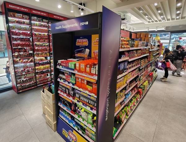 BGF리테일이 운영하는 편의점 CU가 6천여개 점포에서 우선적으로 건강기능식품 판매에 돌입한다. 사진은 건강 관련 특화 매대를 꾸민 CU 한 점포. /BGF리테일 제공