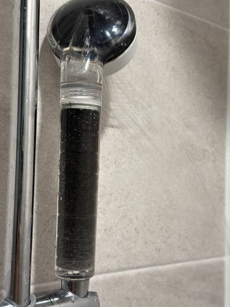 송도국제도시&nbsp; 대단위 아파트 단지에서 알 수 없는 검은 가루가 수돗물에 섞여 나오며 이틀째 주민들이 불편을 겪고 있다. 샤워기 필터가 까맣게 변한 모습. 2025.7.1. [사진=제보자 제공]