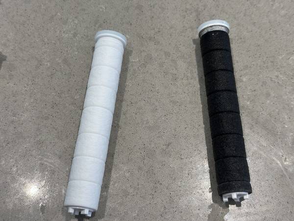 송도국제도시&nbsp; 대단위 아파트 단지에서 알 수 없는 검은 가루가 수돗물에 섞여 나오며 이틀째 주민들이 불편을 겪고 있다. 새 샤워기 필터와 까맣게 변한 필터. 2025.7.1. [사진=제보자 제공]