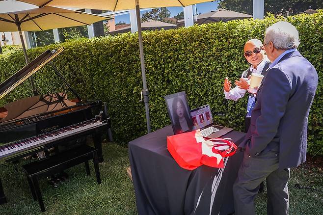 미국 캘리포니아 소노마 카운티에서 열린 ‘Newsweek AI Impact Summit’에서 콜롬비아 국제병원 및 심혈관재단(FCV)의 회장 겸 CEO인 빅토르 라울 카스티요 만티야(오른쪽) 박사가 GIST 인공지능연구소가 개발한 ‘이봄 AI 피아노’를 체험하고 있다.<광주과학기술원 제공>