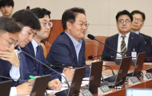 30일 국회에서 열린 정무위원회 전체회의에서 더불어민주당 소속 허영 의원(가운데)이 인사말 하고 있다. 연합뉴스