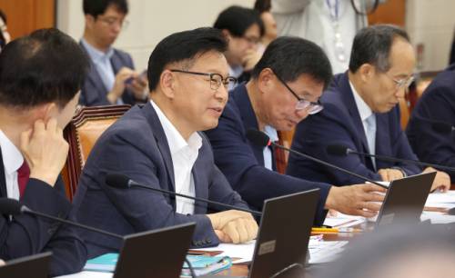 30일 국회에서 열린 정무위원회 전체회의에서 국민의힘 소속 이양수 의원(왼쪽 두번째)이 인사말 하고 있다. 연합뉴스