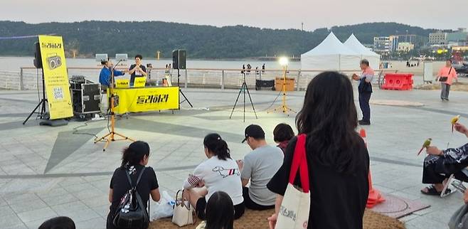 울산 동구 청년들이 직접 만든 사업인 '참여형 거리공연 들이대는 라디오' 현장. 지난 27일 첫 사업을 시작으로 매주 금요일 진행되고 있다. 동구 제공