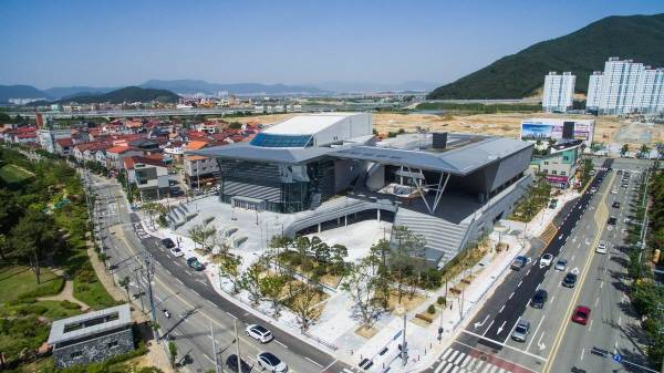 비교적 행사가 덜 개최되고 있는 서부문화센터. / 김해시