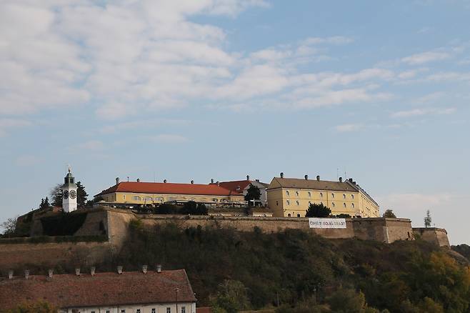 페트로바라딘 요새. 노비사드는 2차 세계대전 이전에는 헝가리 땅이었다. 현재도 노비사드에는 헝가리 사람이 40%를 차지하고 있다. 노비사드는 세르비아말로 ‘새로운 정원’이라는 뜻. 오스만트루크의 술탄 쉴레이만 1세가 베오그라드를 점령한 뒤 오스트리아를 침략하기 위한 근거지로 소수의 첨병으로 보내 순식간에 점령해버렸다.