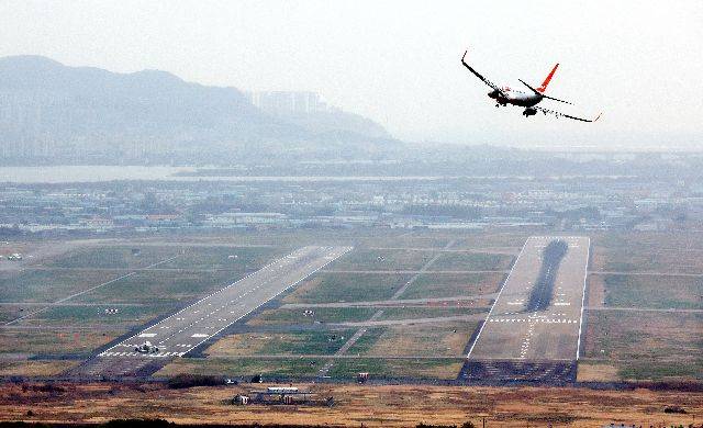 지난달 12일 오후 대만 타이베이에서 출발한 중화항공 CI186편 여객기가 같은 날 오후 7시 19분 김해국제공항의 허가받지 않은 활주로 ‘18L’로 착륙했다. 공군 긴급대응으로 자칫 항공기 간 충돌로 이어지는 참사는 피했다. 사진은 올해 4월 김해국제항공에 착륙하려는 여객기가 활주로로 다가가는 모습으로 기사 내용과는 무관함. 부산일보DB