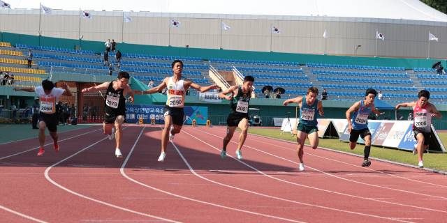 지난 6월 7일 경북 예천군 예천스타디움에서 열린 2025 코리아오픈국제육상경기대회 남자 100ｍ 결선에서 출전 선수들이 순위 다툼을 벌이고 있다. 대한육상연맹 제공