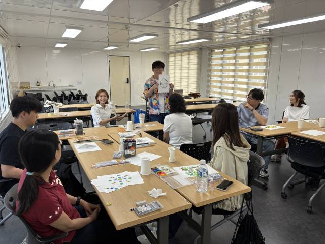 지난달 19일 창원 용호동 스펀지파크에서 미술비평단체 ‘사림153’이 진행한 예술 체험 프로그램에서 방상환(가운데) 작가가 어태희(왼쪽) 기자의 작품을 소개하고 있다./장유진 기자/