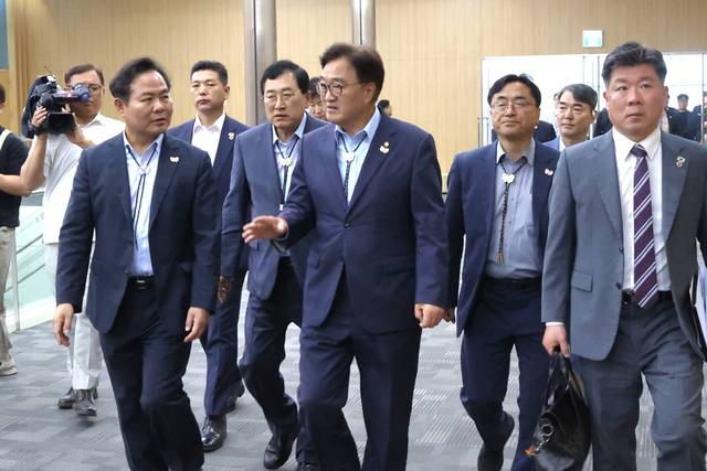 우원식 국회의장(앞줄 중앙)과 의장실 20여명이 1일 경주시를 방문, APEC 정상회의 준비상황을 점검하고 있다. 김학홍 경북도 행정부지사(앞줄 맨 왼쪽)와 주낙영 경주시장이 현장점검을 안내하고 있다. 경북도 제공