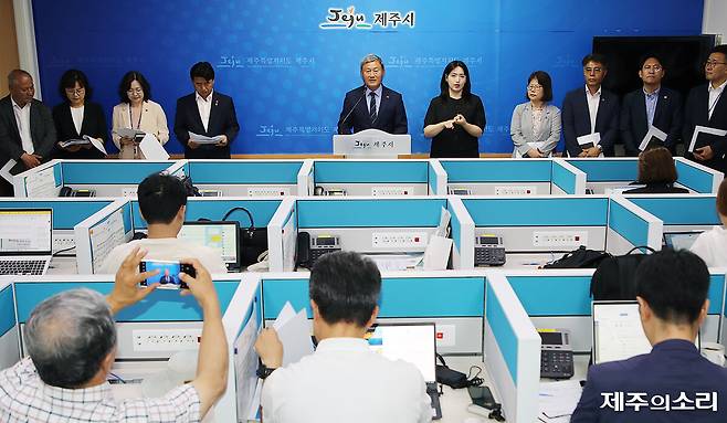 김완근 제주시장이 1일 오전 10시 기자실에서 취임 1주년 기자회견을 열고 지난 1년의 시정 운영을 설명하고 있다. ⓒ제주의소리