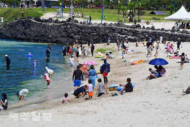 폭염경보가 발효 된 29일 제주시 조천읍 함덕해수욕장을 찾은 해수욕객들이 물놀이를 하며 더위를 식히고 있다. 고봉수 기자