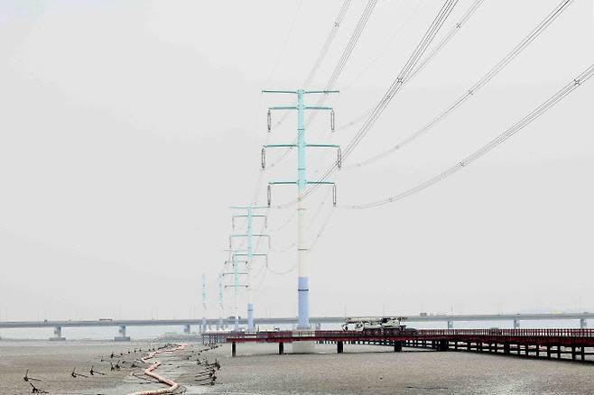 충남과 수도권을 잇는 전력망인 345킬로볼트(㎸) 북당진-신탕정 송전선로 중 충남 당진 서해대교 인근 해상철탑 모습. 한국전력공사는 정부 계획에 따라 2012년 준공을 목표로 2003년 이 사업을 추진했으나 주민·지자체 반발 속 계획보다 12년 늦은 지난해 들어서야 송전을 시작했다. (사진=산업통상자원부)