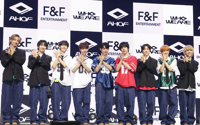 그룹 아홉(AHOF)이 1일 서울 광진구 예스24라이브홀에서 열린 첫 미니앨범 ‘후 위 아’(WHO WE ARE) 데뷔 쇼케이스에서 포즈를 취하고 있다.(사진=연합뉴스)