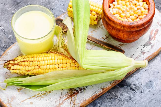 여름철 제철 식품인 옥수수는 간식용으로 좋다. 씨눈에 영양소가 집중되어 있다. [사진=클립아트코리아]