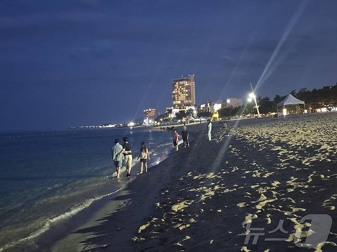 강원 강릉지역에 올해 3번째 열대야 현상이 관측된 30일 오후 8시쯤 강릉 경포해수욕장을 찾은 시민과 나들이객들이 더위를 식히고 있다. 2025.6.30/뉴스1 ⓒ News1 윤왕근 기자