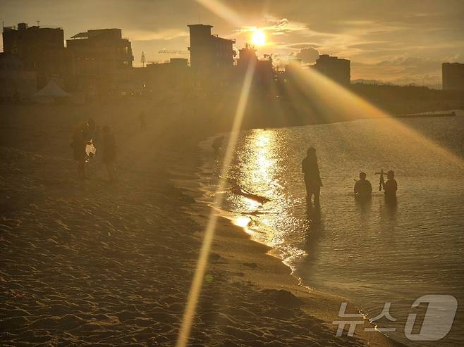 강원 강릉지역에 올해 3번째 열대야 현상이 관측된 30일 오후 7시 30분쯤 강릉커피거리가 있는 안목해변에서 시민들이 더위를 식히고 있다. 2025.6.30/뉴스1 ⓒ News1 윤왕근 기자