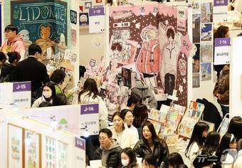 2월 6일 서울 강남구 코엑스 D홀에서 열린 'K-일러스트레이션페어 서울'에서 방문객들이 전시장을 둘러보고 있다. 2025.2.6/뉴스1 ⓒ News1 오대일 기자