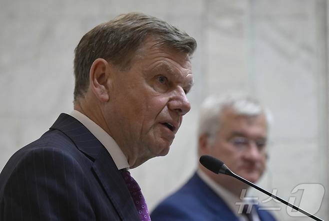 요한 바데풀 독일 외무장관이 30일(현지 시간) 우크라이나 키이우에서 안드리 시비하 우크라이나 외무장관과 회담을 마친 뒤 공동 기자회견에서 발언하고 있다. ⓒ AFP=뉴스1 ⓒ News1 윤다정 기자