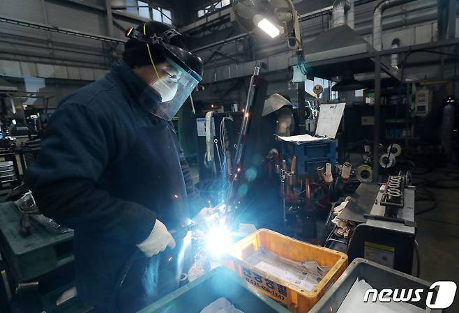 경기도 시흥시의 한 중소기업에서 노동자가 작업을 하고 있다. 2023.1.19/뉴스1 ⓒ News1 박세연 기자