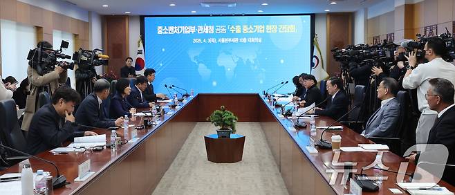 오영주 중소벤처기업부 장관이 3일 서울 강남구 서울본부세관에서 열린 美 관세 대응 수출 중소기업 현장 간담회에서 모두 발언을 하고 있다. 간담회에서는 수출 중소기업이 정부에 바라는 점과 민관, 부처 간 협력 필요사항 등이 논의됐다. 2025.4.3/뉴스1 ⓒ News1 박지혜 기자