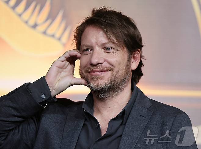 가렛 에드워즈 감독이 1일 오후 서울 종로구 포시즌스 호텔 서울에서 열린 영화 '쥬라기 월드 : 새로운 시작’ 내한 기자회견에 참석해 포즈를 취하고 있다. '쥬라기 월드 : 새로운 시작'은 인간과 공룡이 공존하는 세상에서 공룡의 DNA를 활용한 신약 개발 과정을 다룬 이야기로, 2일 전 세계 동시 개봉한다. 2025.7.1/뉴스1 ⓒ News1 김진환 기자