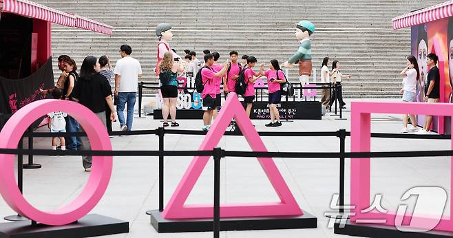 1일 오후 서울 종로구 광화문광장에 마련된 넷플릭스 시리즈 오징어게임 시즌3 팝업을 찾은 시민들이 드라마 조형물을 관람하고 있다. 2025.7.1/뉴스1 ⓒ News1 장수영 기자
