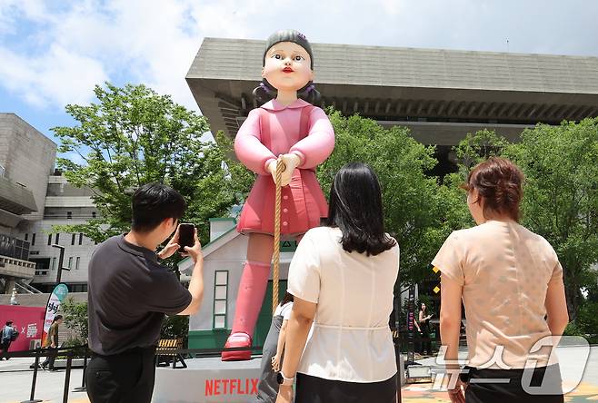 1일 오후 서울 종로구 광화문광장에 마련된 넷플릭스 시리즈 오징어게임 시즌3 팝업을 찾은 시민들이 드라마 조형물을 관람하고 있다. 2025.7.1/뉴스1 ⓒ News1 장수영 기자