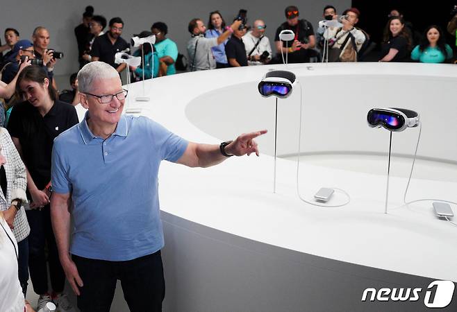 팀 쿡 애플 CEO가 5일(현지시간) 비전 프로 앞에서 포즈를 취하고 있다. ⓒ 로이터=뉴스1 ⓒ News1 박형기 기자