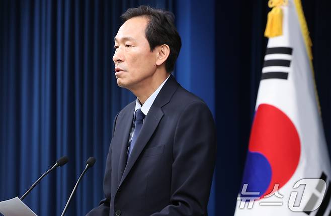 우상호 정무수석이 1일 서울 용산구 대통령실 청사에서 야5당 회동 관련 브리핑을 하고 있다. 2025.7.1/뉴스1 ⓒ News1 허경 기자