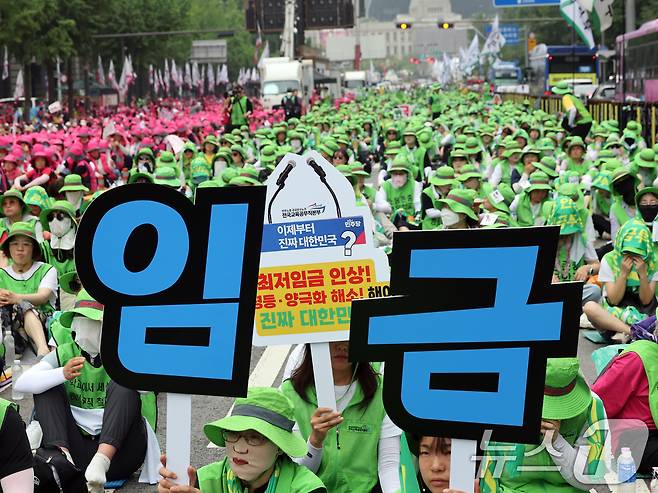 민주노총 조합원들이 28일 오후 서울 중구 숭례문 인근에서 '최저임금 인상·노동기본권 쟁취 결의대회'를 진행하고 있다. 2025.6.28/뉴스1 ⓒ News1 황기선 기자