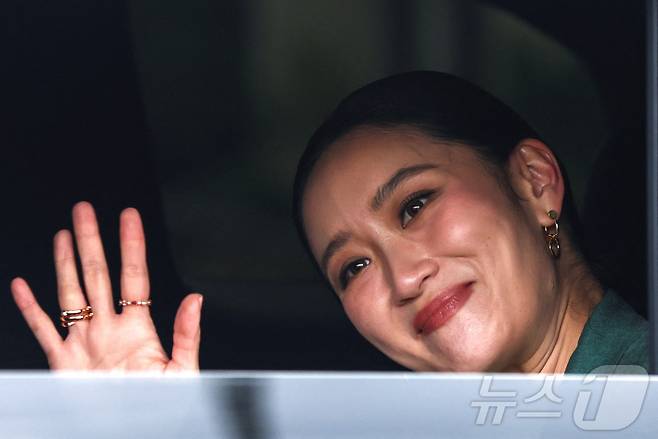 패통탄 친나왓 태국 총리가 1일 방콕 헌법재판소 앞에서 지지자들에게 인사를 하고 있다. 2025.07.01 ⓒ 로이터=뉴스1 ⓒ News1 최종일 선임기자