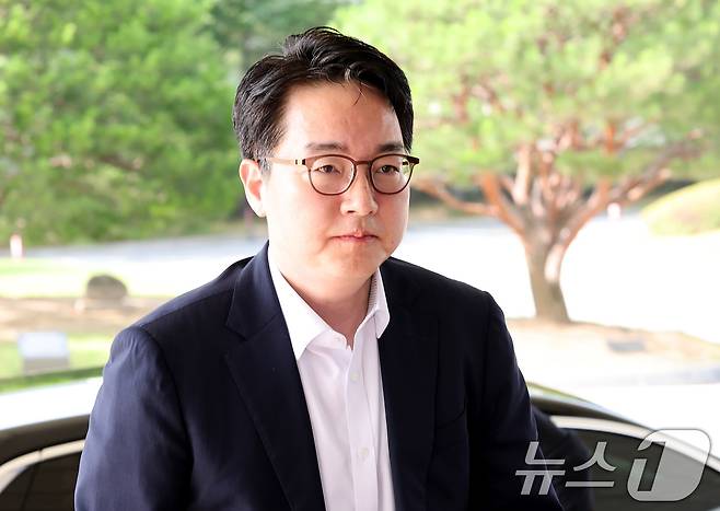 심우정 검찰총장이 19일 오전 서울 서초구 대검찰청으로 출근하고 있다. 최근 여권에서 심 총장의 '비화폰·자녀 특혜 채용 의혹'에 대한 전방위 공세가 이어지고 있는 가운데 심 총장은 근거 없는 의혹이라고 해명한 바 있다. ⓒ News1 장수영 기자